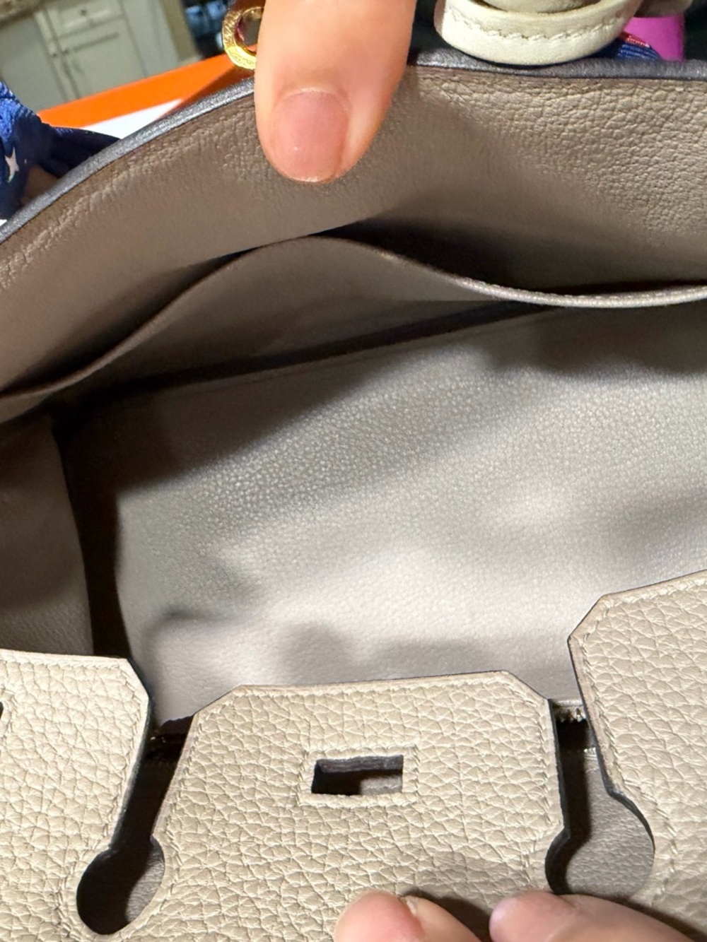 Hermès
Gris Tourterelle Togo Birkin 25 Gold Hardware, 2022 stamp U - Picture 11 of 14